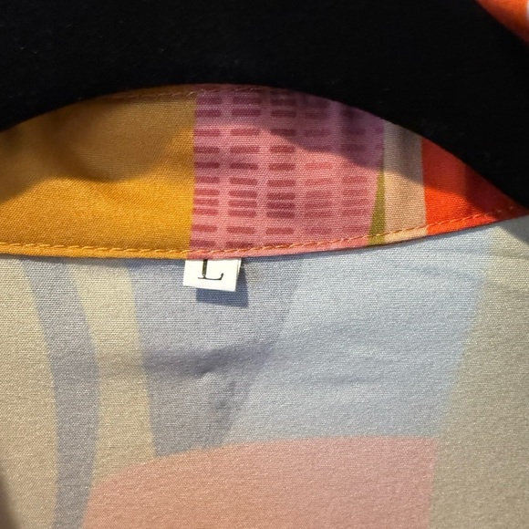 🎨 Vibrant Abstract Print Button-Up Tunic (L) - Picture 11 of 12